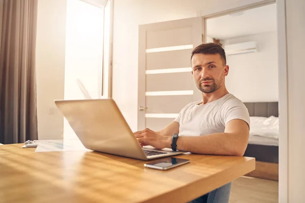 Brunett man tittar allvarligt in i kameran — Stockfoto