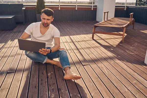 Attraktiv vit man som sitter ute på golvet — Stockfoto