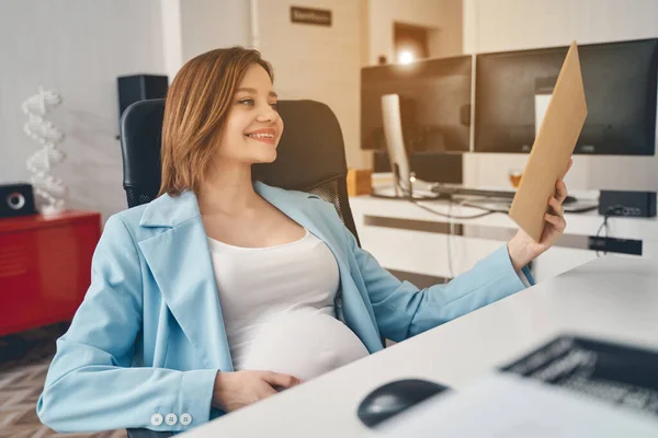 Hermosa mujer embarazada que trabaja en la oficina moderna — Foto de Stock