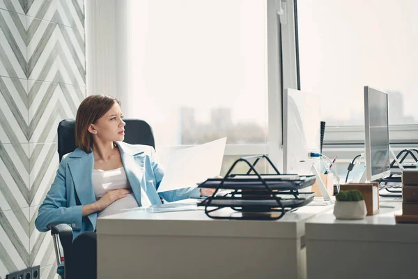 Charmig gravid kvinna som arbetar på modernt kontor — Stockfoto