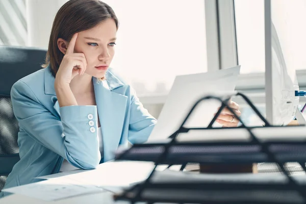 Attraktive junge Frau arbeitet in modernem Büro — Stockfoto