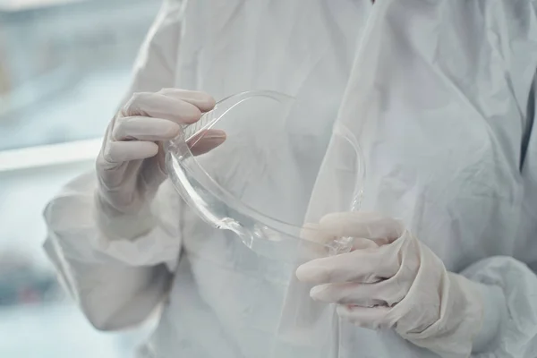 Junge Frau in sterilen Handschuhen mit Schutzbrille — Stockfoto