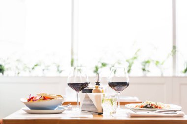 Restoranda şarap ve lezzetli yemeklerle servis edilir.