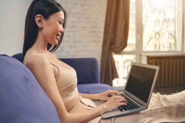 Ev bilgisayarında çalışan güzel bir bayan.