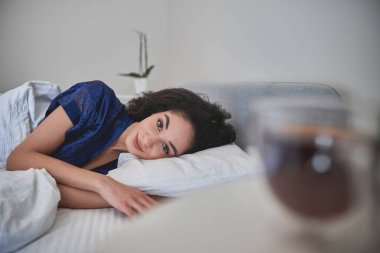 Rahatlamış genç bir kadın sabahını evde geçiriyor.