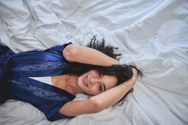 Kameraya bakan neşeli esmer kız.