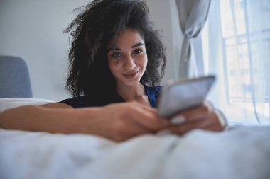 Kamerada poz veren sevimli dişiye yaklaş.