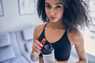 Su içen tatlı esmer kıza yaklaş.