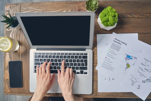 Vackra kvinnliga händer skriva på laptop tangentbord — Stockfoto