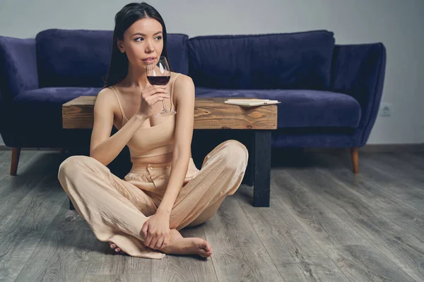 Hermosa joven bebiendo vino tinto en casa —  Fotos de Stock