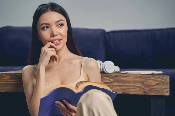 Attrayant livre de lecture jeune femme à la maison — Photo