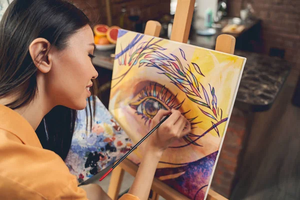 Vacker kvinnlig konstnär rita bild med färger — Stockfoto