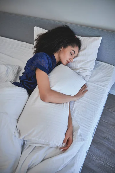 Jovem internacional mulher pessoa abraçando seu travesseiro — Fotografia de Stock