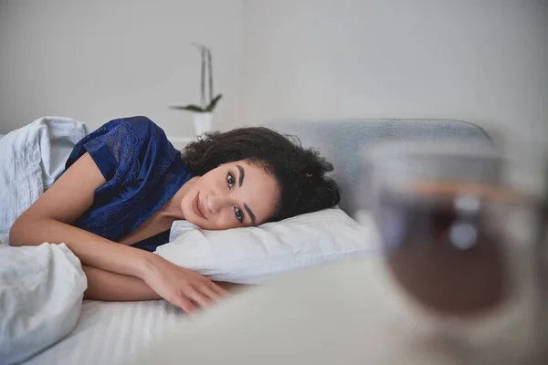 Mujer joven y relajada pasando la mañana en casa — Foto de Stock