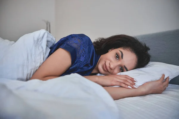 Encantadora morena mujer acostada en su cama —  Fotos de Stock