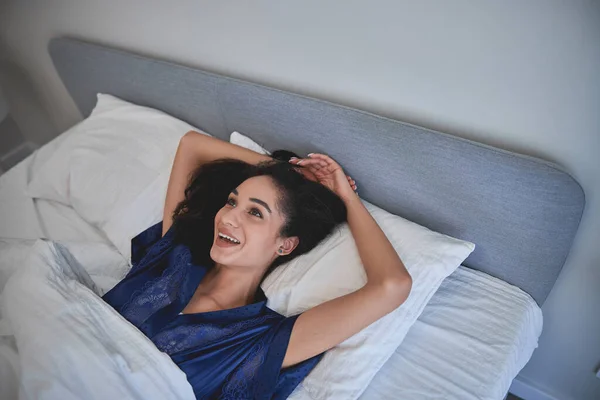 Persona femenina encantada positiva descansando en casa — Foto de Stock