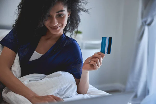 Entzückte junge Frau mit ihrer Kreditkarte — Stockfoto