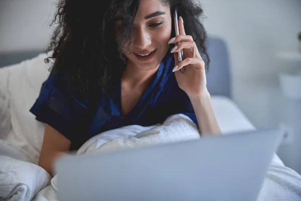 Pozitivní potěšená brunetka žena mluví po telefonu — Stock fotografie