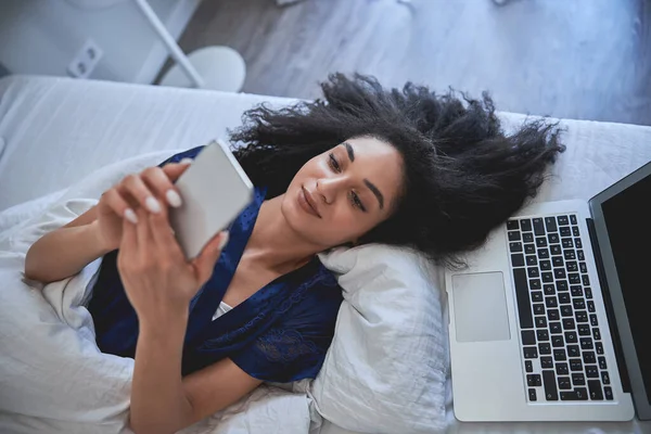 Top pohled na roztomilé dívky, která chatuje online — Stock fotografie