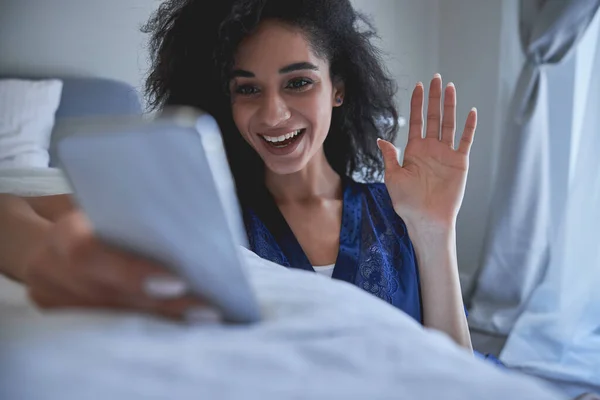 Положительный восторг молодая брюнетка женщина общаться в Интернете — стоковое фото
