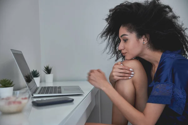 Foto de perfil de una mujer bonita que mirando fijamente a la computadora —  Fotos de Stock