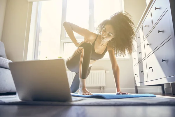 Chica activa haciendo deporte con su entrenador en la distancia — Foto de Stock