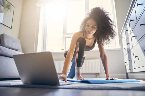 Positivo encantado morena persona femenina formación en línea — Foto de Stock