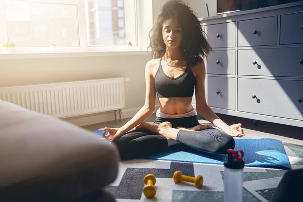 Relaxado jovem mulher fazendo meditação em casa — Fotografia de Stock