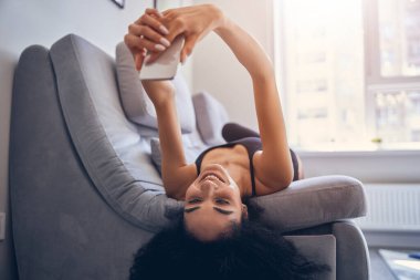 Kendini izole eden kız evde eğleniyor.