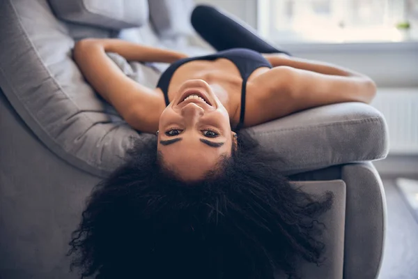 Vrolijk mooi meisje poseren voor de camera — Stockfoto