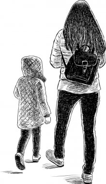 Genç bir anne ile kızının bir yürüyüş üzerinde