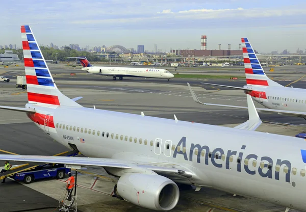 Aviones de American Airlines en la terminal del aeropuerto —  Fotos de Stock