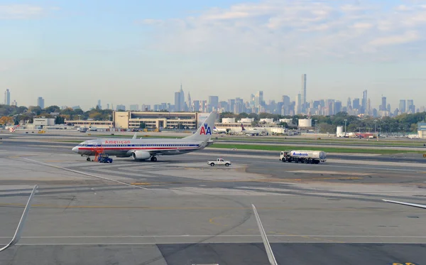 Flugzeuge amerikanischer Airlines am Terminal des Flughafens — Stockfoto