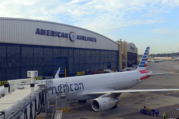 American Airlines aircraft at terminal at Airport — Φωτογραφία Αρχείου