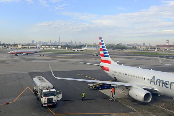 American Airlines aircraft at terminal at Airport — Φωτογραφία Αρχείου