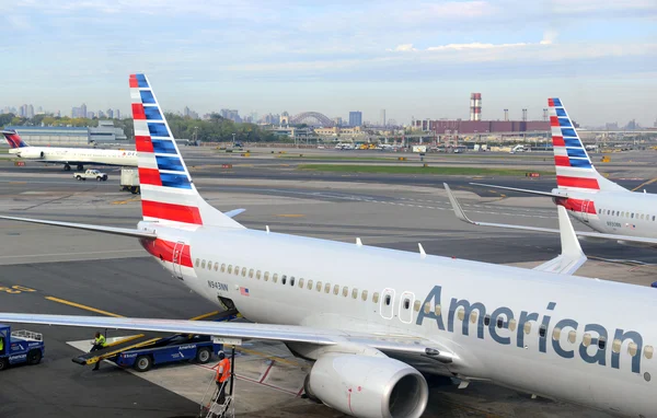 American Airlines samolotu w terminalu lotniska w — Zdjęcie stockowe