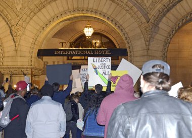 Solcular ve instigators Donald Trump seçim kazanmak protesto