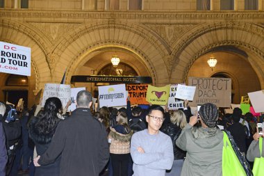 Solcular ve instigators Donald Trump seçim kazanmak protesto