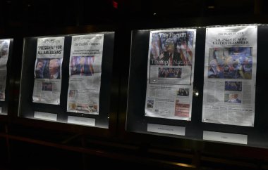 Gazeteler Newseum Washington DC Donald Trump gösterilen ekranda 