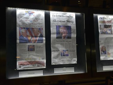 Gazeteler Newseum Washington DC Donald Trump gösterilen ekranda 