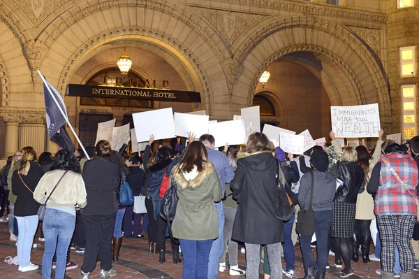 Levičáci a účastenství protestuje Donald Trump volební vítězství — Stock fotografie