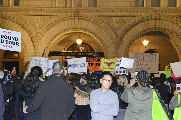 La sinistra e gli istigatori che protestano contro la vittoria elettorale di Donald Trump — Foto Stock