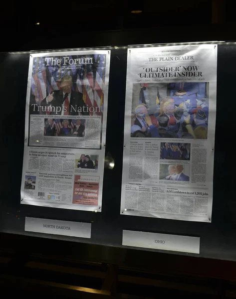 Gazeteler Newseum Washington DC Donald Trump gösterilen ekranda 