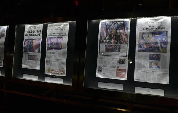 Giornali in mostra al Newseum di Washington DC che mostrano Donald Trump — Foto Stock