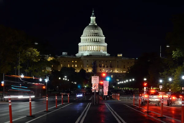 Éjszakai idő kilátás Pennsylvania Avenue és a Capitolium, Washington DC-ben, az Egyesült Államok fővárosa — Stock Fotó