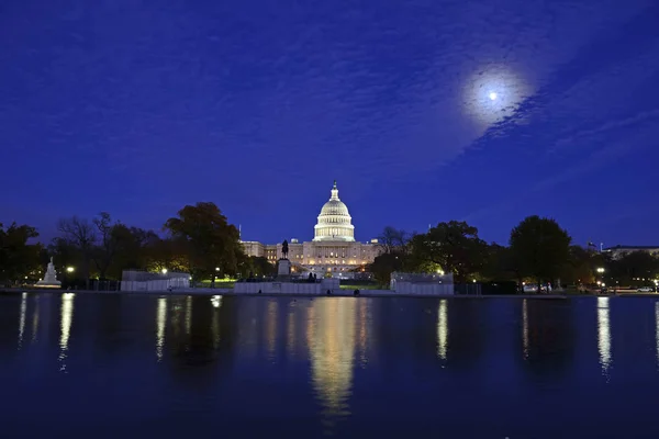 Capitol byggnaden nattetid med reflektion i vatten i Washington Dc, huvudstad i Amerikas förenta stater — Stockfoto