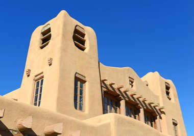 Geleneksel Pueblo tarzı Adobe mimari genellikle toprak tonları tarzı eski Santa Fe, New Mexico, ABD binalar karakteristik olarak anılacaktır