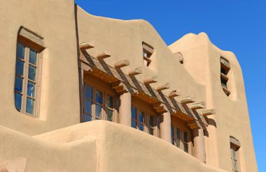 Geleneksel Pueblo tarzı Adobe mimari genellikle toprak tonları tarzı eski Santa Fe, New Mexico, ABD binalar karakteristik olarak anılacaktır