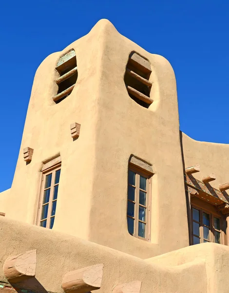 Traditioneller pueblo-stil adobe-architektur in erdtönen, bezeichnet als alter santa fe-stil, charakteristisch für gebäude im neuen mexiko, usa — Stockfoto