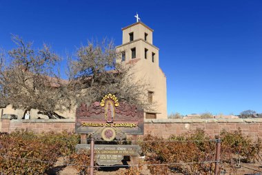 Roma Katolik Kilisesi mavi gökyüzü ile New Mexico